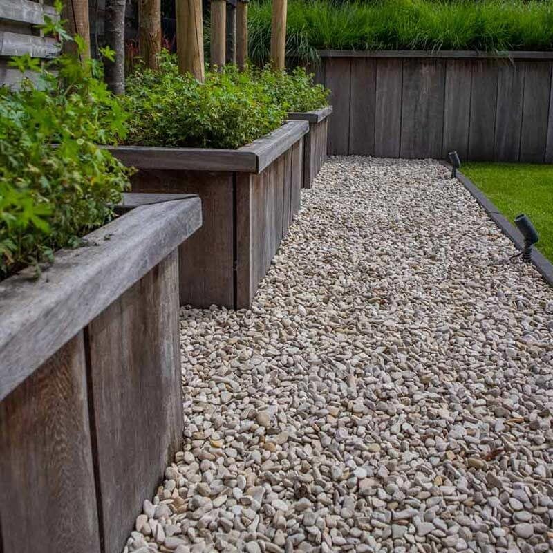 Dekorsten i trädgårdsmiljö